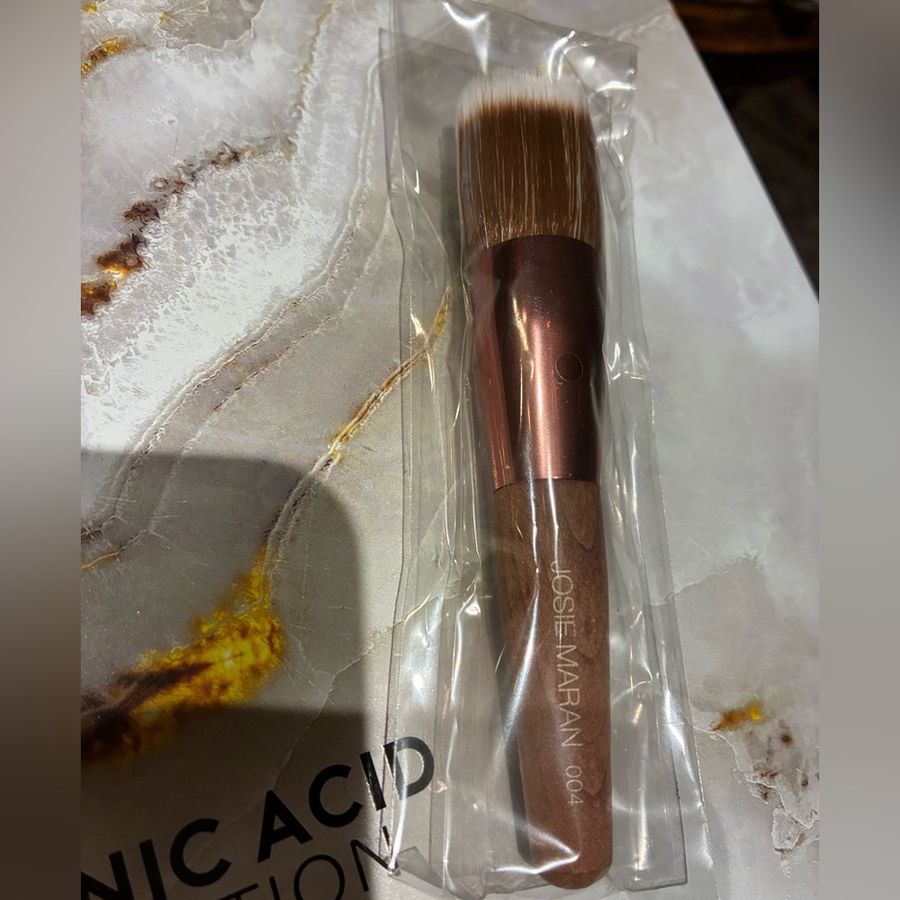 Josie Maran Makeup Brush 004
